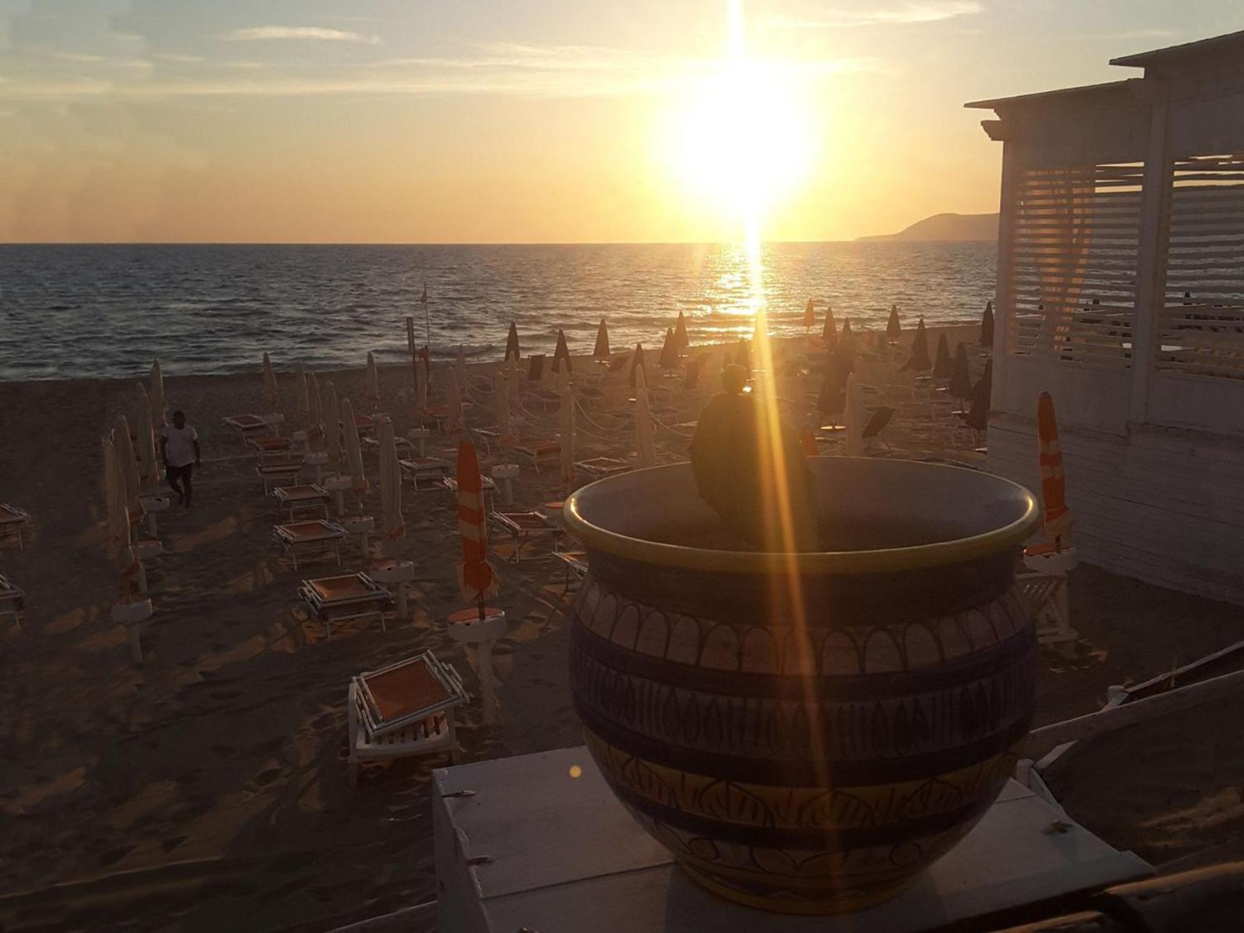 Hotel E Residence Il Faro Acciaroli Bagian luar foto